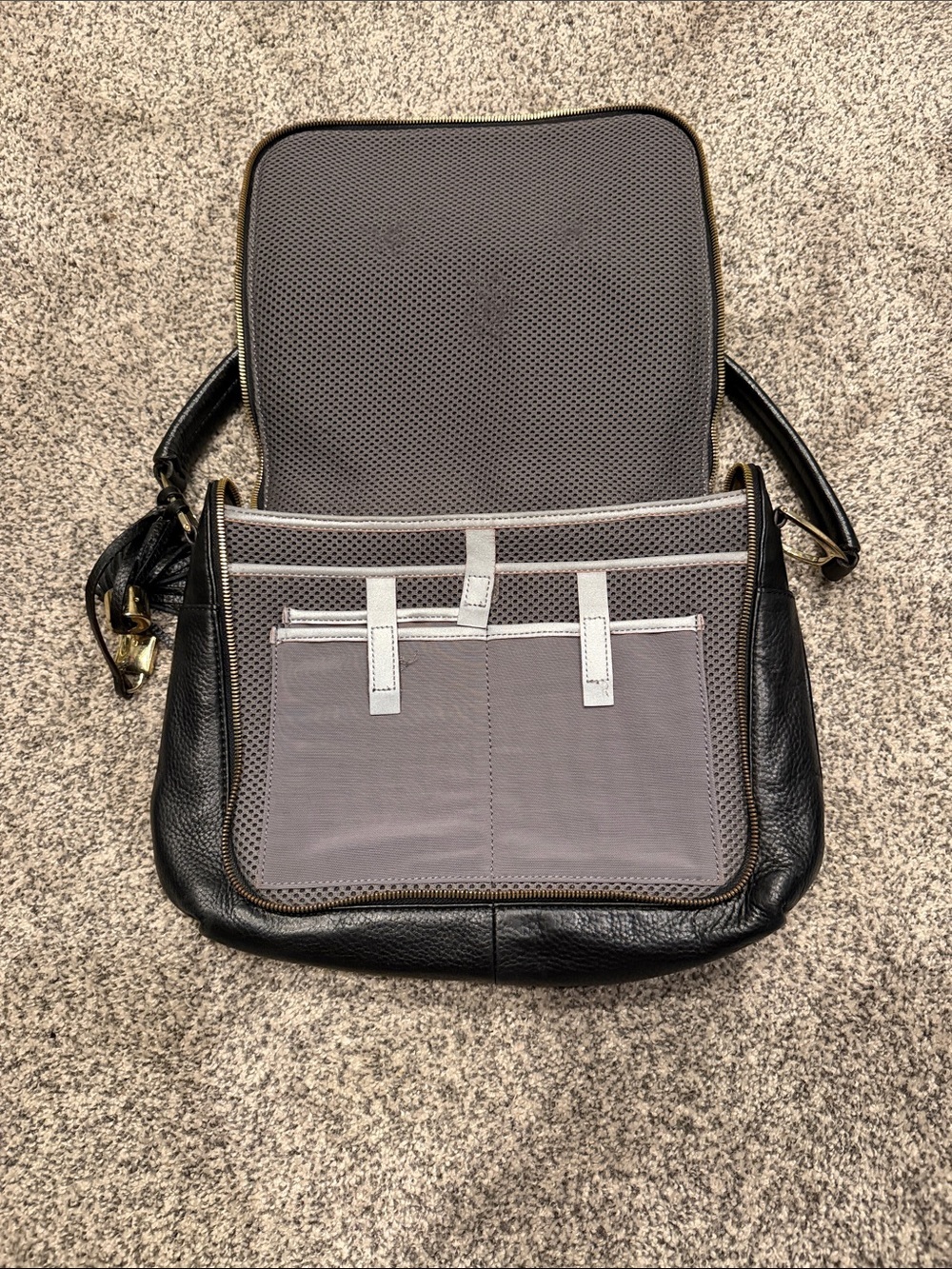Elegant Black Leather Shoulder Bag with Tassel Detail - Picture 3 of 5